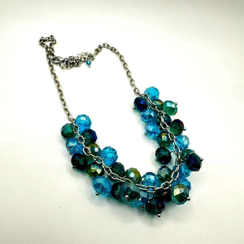 Beautiful glass Aurora Borealis beaded, cha-cha necklace in silver tone metal!